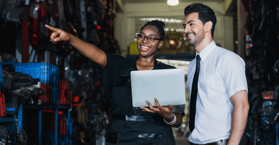 équipe partenaire de opportunAuto dans un entrepot de stockage de pieces automobile d'occasion